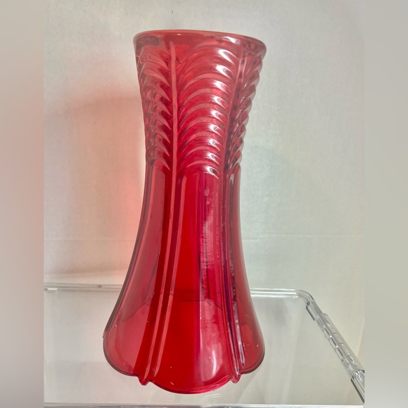 BEAUTIFUL VINTAGE RUBY RED LILY SHAPED GLASS VASE (HEIGHT 9 1/2) - Picture 4 of 9